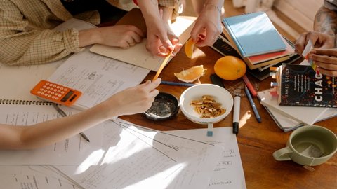 天貓國際進(jìn)口平臺優(yōu)點(diǎn)：提供一站式服務(wù)、商品豐富多樣、價(jià)格實(shí)惠、物流快速。