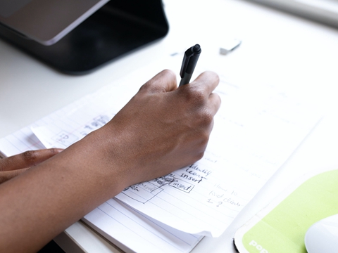 B2B采購發(fā)票是否需要申報(bào)英國VAT？