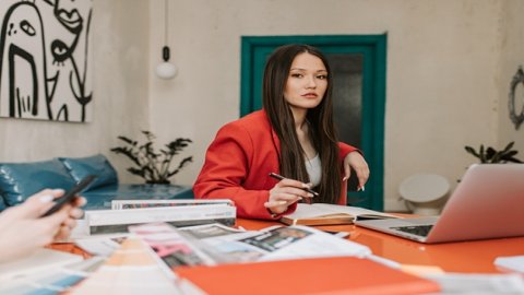 跨境電商零售物流企業(yè)承擔(dān)的主要通關(guān)責(zé)任包括：貨物檢驗、報關(guān)手續(xù)、稅費征收、物流配送等方面。